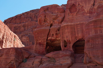 Fototapeta na wymiar Sito archeologico di Petra, 02/10/2013: le costruzioni e le diverse colori, forme e sfumature delle rocce rosse nel canyon della valle giordana 