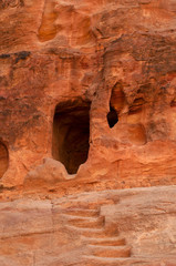 Giordania, Medio Oriente 2/10/2013: nicchia votiva scavate nella roccia rossa del canyon del Siq, l'ingresso principale alla città di Petra