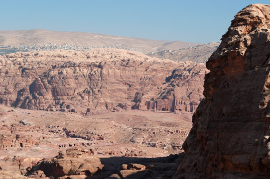 Giordania, Medio Oriente, 02/10/2013: il Muro dei Re con le Tombe Reali, enormi strutture funerarie scolpite nella roccia ai piedi della montagna nella città archeologica di Petra