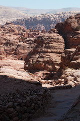 Giordania, 02/10/2013: parte della lunga salita, più di 800 gradini su un percorso a piedi, per arrivare al Monastero della città archeologica di Petra