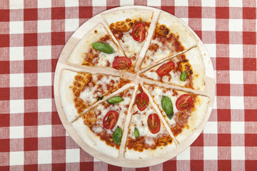 Pizza Mozarella geschnitten