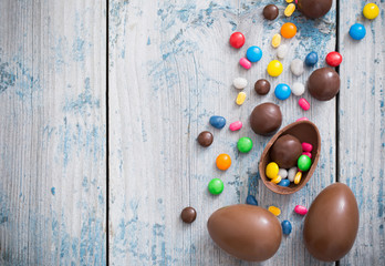 Obraz premium Chocolate Easter Eggs Over Wooden Background