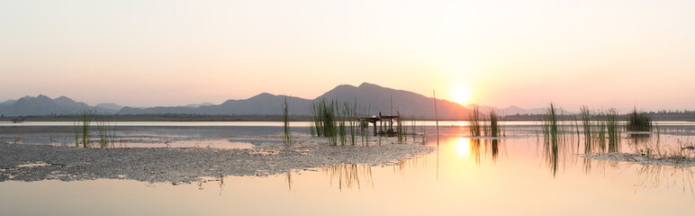 Obraz premium Twilight on the lake and mountain
