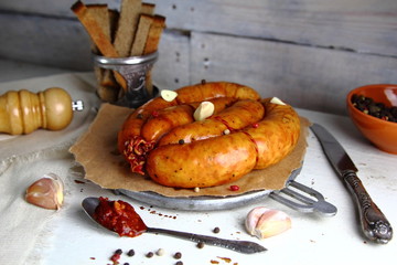 копченая колбаса с перцем,чесноком и томатным соусом