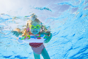 Obraz na płótnie Canvas little girl playing in pool
