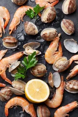 Foto auf Acrylglas Meeresfrüchte Frische Meeresfrüchte auf Steintisch. Jakobsmuscheln und Garnelen