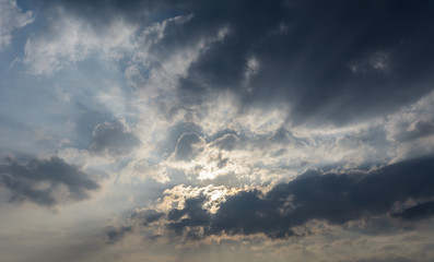 Fototapeta na wymiar Dramatischer Himmel mit Wolken und Sonne vor Unwetter 