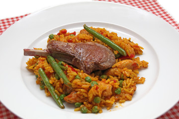 Paella mit Lamm und Hühnerfleisch