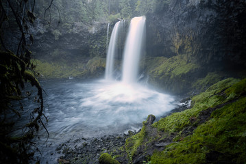 Fototapeta na wymiar Koosah Falls Waterfall - Willamette National Forest - Oregon