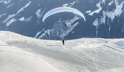 The pilot begins flight on a paraplane with a mountain-skiing slope of Penken - Mayrhofen, Austria - 143089598