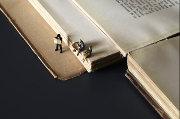 Letteratura, scrittura, lettura. Miniature umane. Giornali e libri. Immagine astratta.