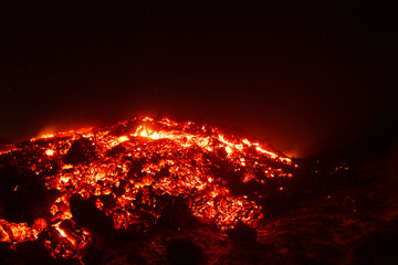colata di lava sul vulcano etna