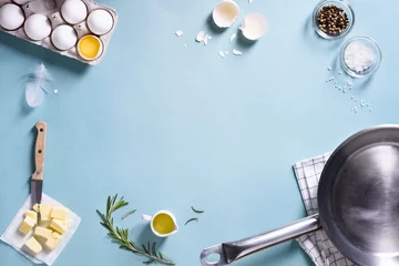 Photo sur Plexiglas Oeufs sur le plat Cadre de cuisson. Ingrédients pour préparer le petit-déjeuner avec des œufs dans une poêle à frire. Vue de dessus, espace de texte. Mise à plat.