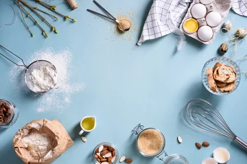 Schilderijen op glas Baking or cooking background frame. Ingredients, kitchen items for baking cakes. Kitchen utensils, flour, eggs, almond, cinnamon, oil. Text space, top view. © juliet_boo