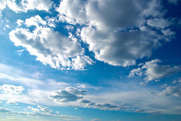 Obraz premium White clouds in blue sky