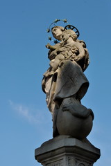 Fototapeta na wymiar Figura Matki Bożej Niepokalanego Poczęcia z Dzieciątkiem, Wrocław, Ostrów Tumski