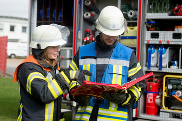 Feuerwehrmänner besprechen sich