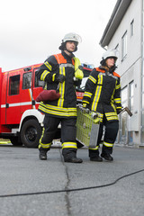 Naklejka premium Feuerwehrmann und Feuerwehrfrau an einer Einsatzstelle