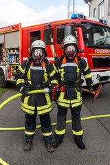 Obraz premium Feuerwehrmänner unter Atemschutz