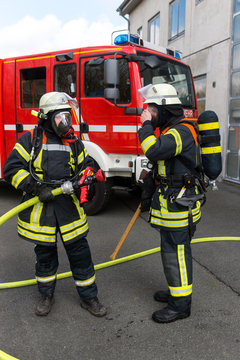 Feuerwehrmänner unter Atemschutz