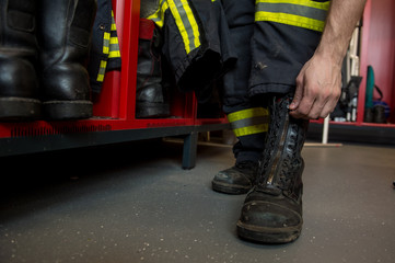Feuerwehrmann zieht seine Stiefel an