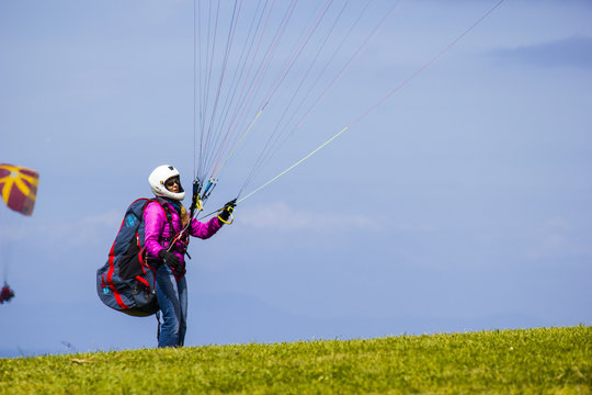 Para-glider preparing for flight