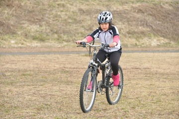 Naklejka premium マウンテンバイクを楽しむ少女