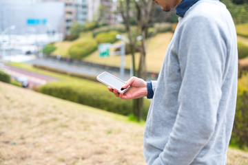 スマートフォンを見る男性