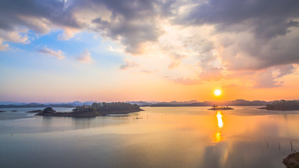 Obraz premium sweet sunset on the lake view
