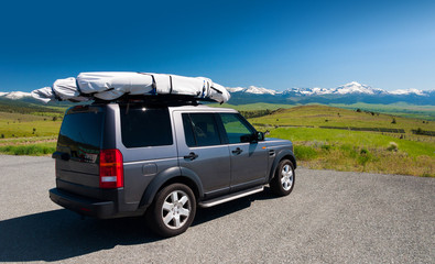 SUV overlooking Cascade Mountain range