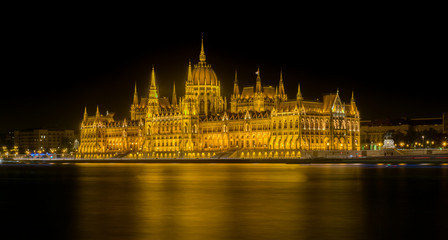 Fototapeta premium Night Time View of the Hungarian Parliament Building