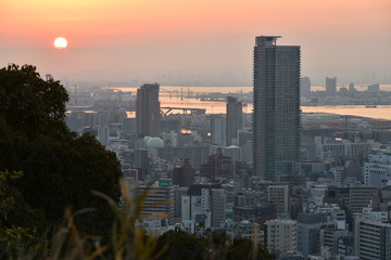 Obraz premium 太陽 真っ赤 日の出 神戸 海 港