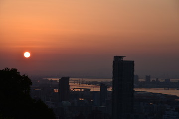 Fototapeta na wymiar 太陽　真っ赤　日の出　神戸　海　港