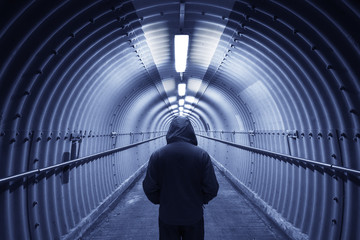 Silhouette von Männern, die am Ende des Tunnels stehen