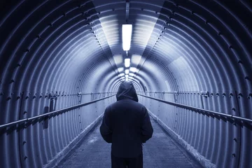Foto op Plexiglas Tunnel Silhouet van mannen die aan het einde van de tunnel staan