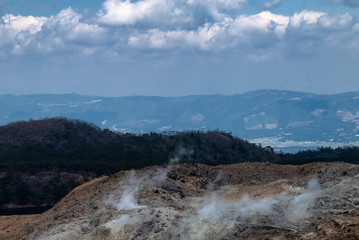Fototapeta na wymiar 硫黄山の噴煙を見おろす