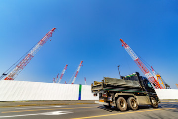 建設現場とクレーン