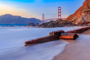 Golden Gate Bridge in San Francisco vanaf Baker Beach bij zonsondergang