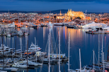 Spanien Palma de Mallorca Stadt Hafen Küste bei Nacht - obrazy, fototapety, plakaty