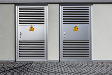Stromanschluss Gebäude mit Metalltür 