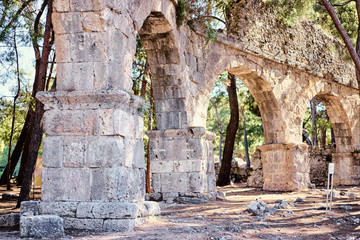 Obraz premium Travel and architecture. Ancient aqueduct in antique town Phaselis, Turkey.