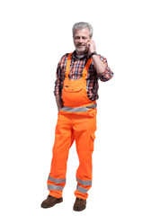 Handwerker mit Smartphone telefoniert freundlich