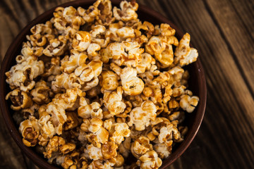 caramel popcorn in clay bowl