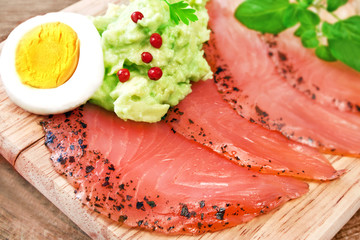Lachs, Avocado und Ei