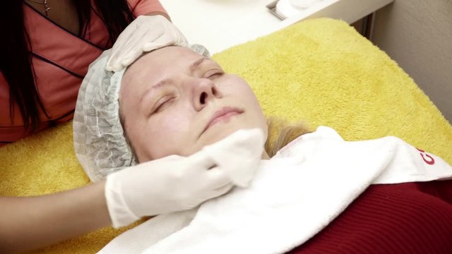 Beautician preparing woman for the therapy closeup