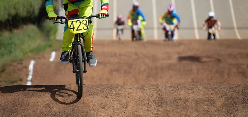 Tableaux ronds sur aluminium brossé Vélo BMX riders competing in the child class