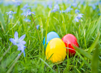 bunte Ostereier im Gras versteckt