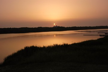 Fototapeta na wymiar tramonto sul lago 