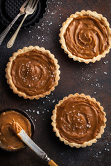 tart with salted caramel,