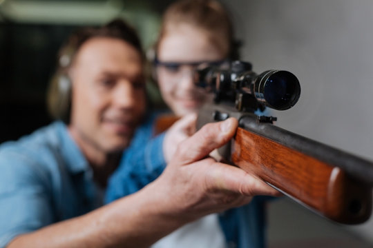 Selective focus of a gun with an optical sight
